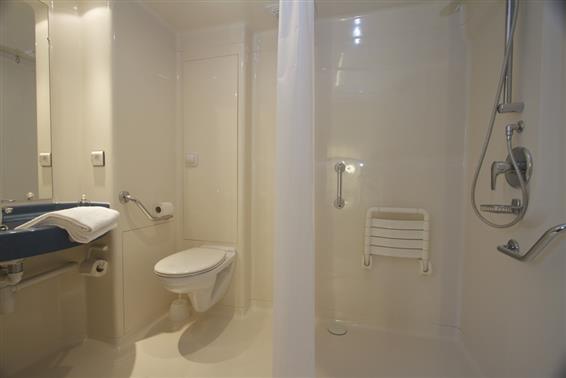 Shower of the room for handicapped persons - Ibis Hotel Concarneau