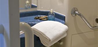 Shower of the room for handicapped persons - Ibis Hotel Concarneau